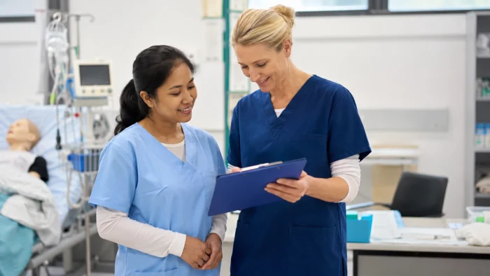 Pflegeausbildung im internationalen Vergleich: Was Kliniken über die Qualifikation ausländischer Pflegekräfte wissen müssen